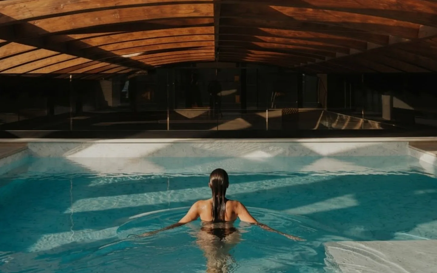 La piscina coperta di una delle dimore di Di Nicola Accommodations