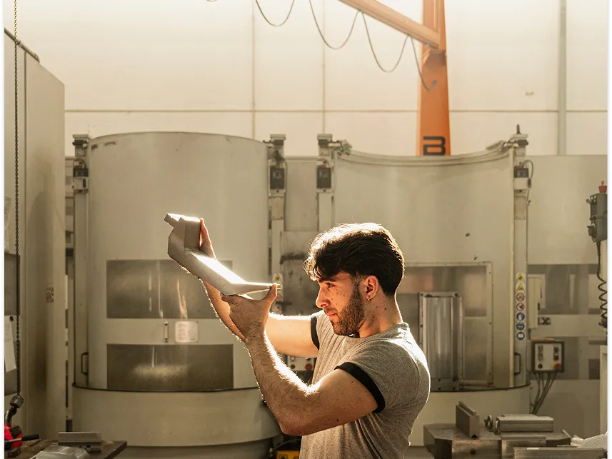 Un operaio IMTE controlla un pezzo lavorato davanti ai centri di produzione